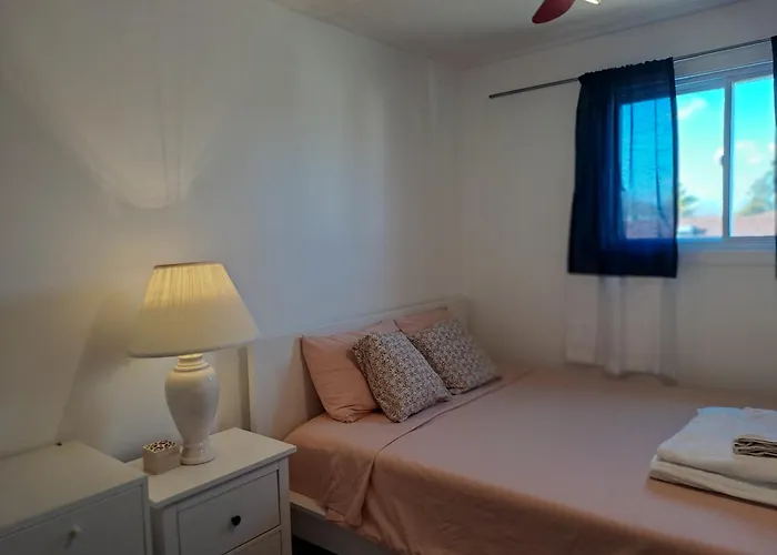 Lala-Near Pearson Airport-Mall-Free Parking