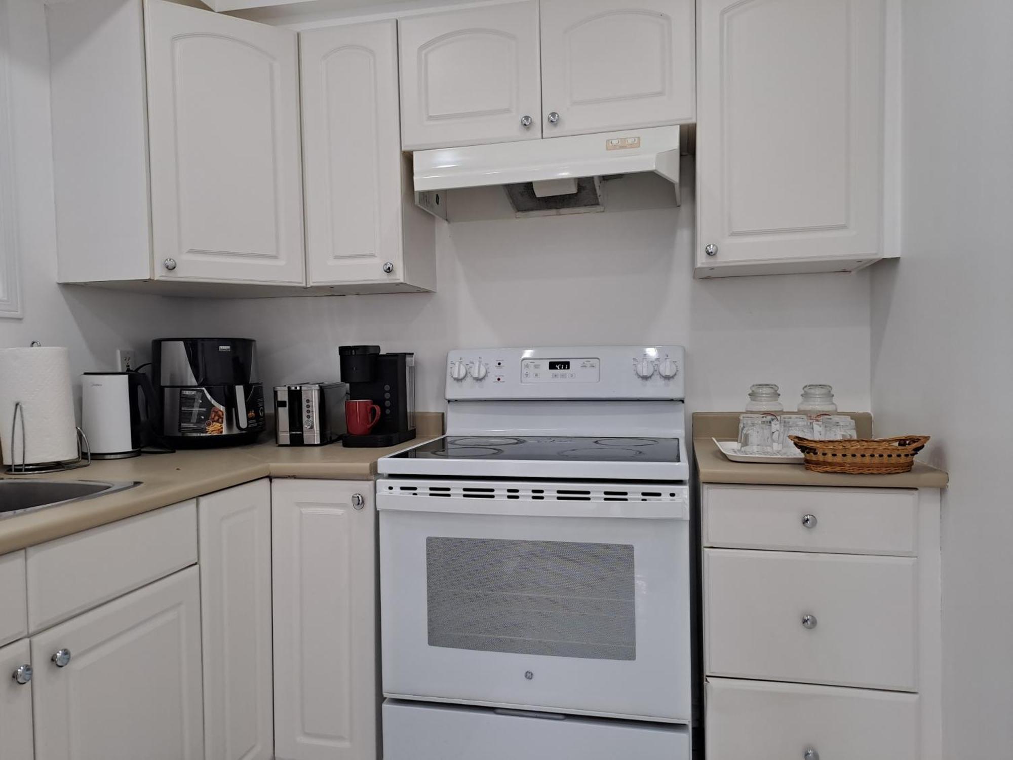 Lala-near Pearson Airport-mall-free Parking