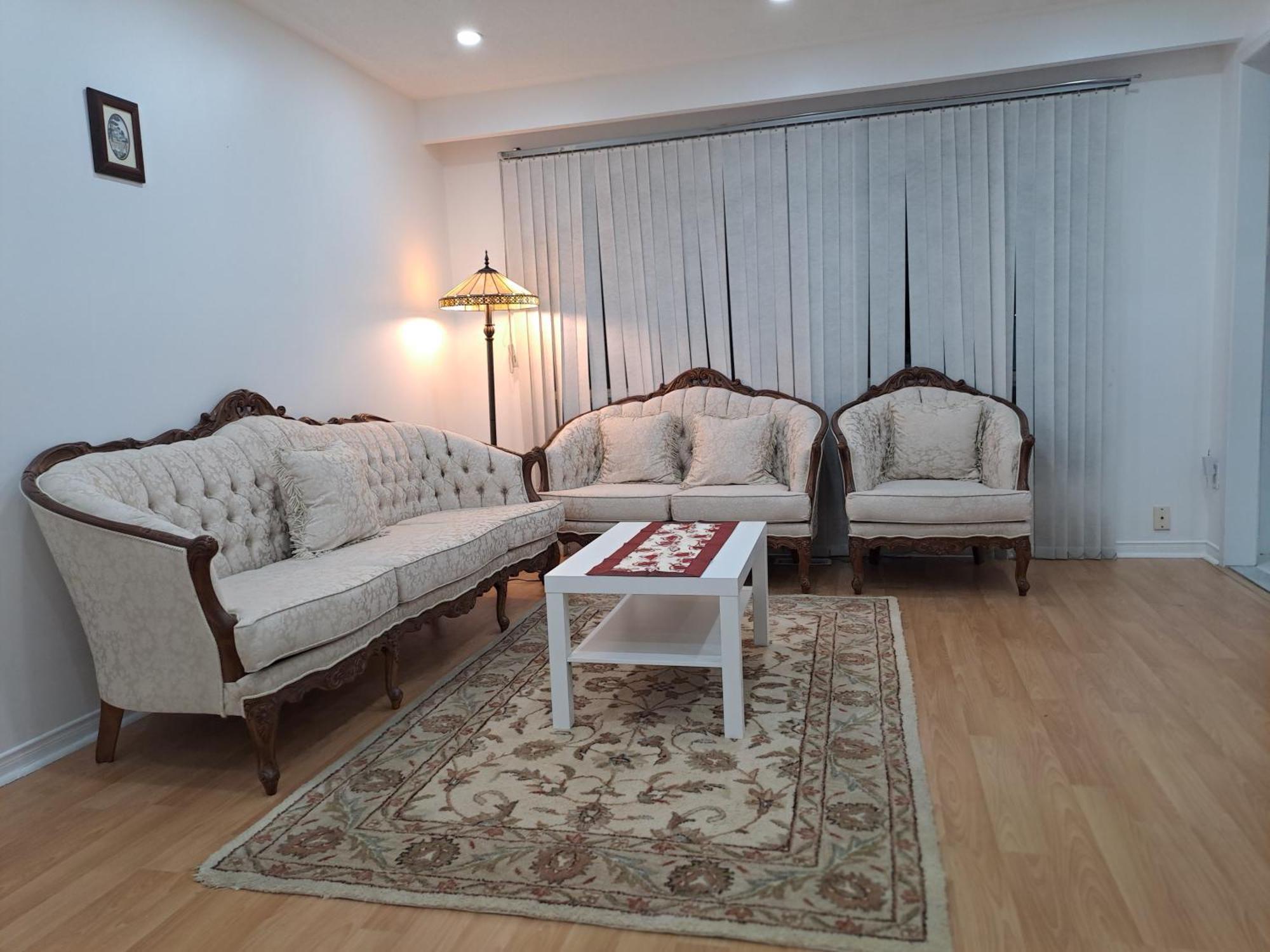 Lala-near Pearson Airport-mall-free Parking