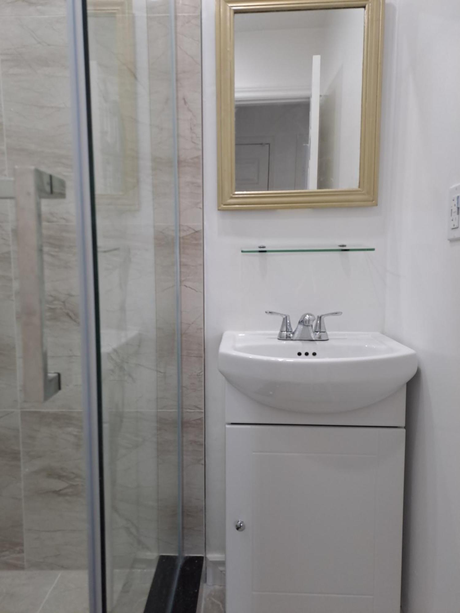 Lala-near Pearson Airport-mall-free Parking Homestay