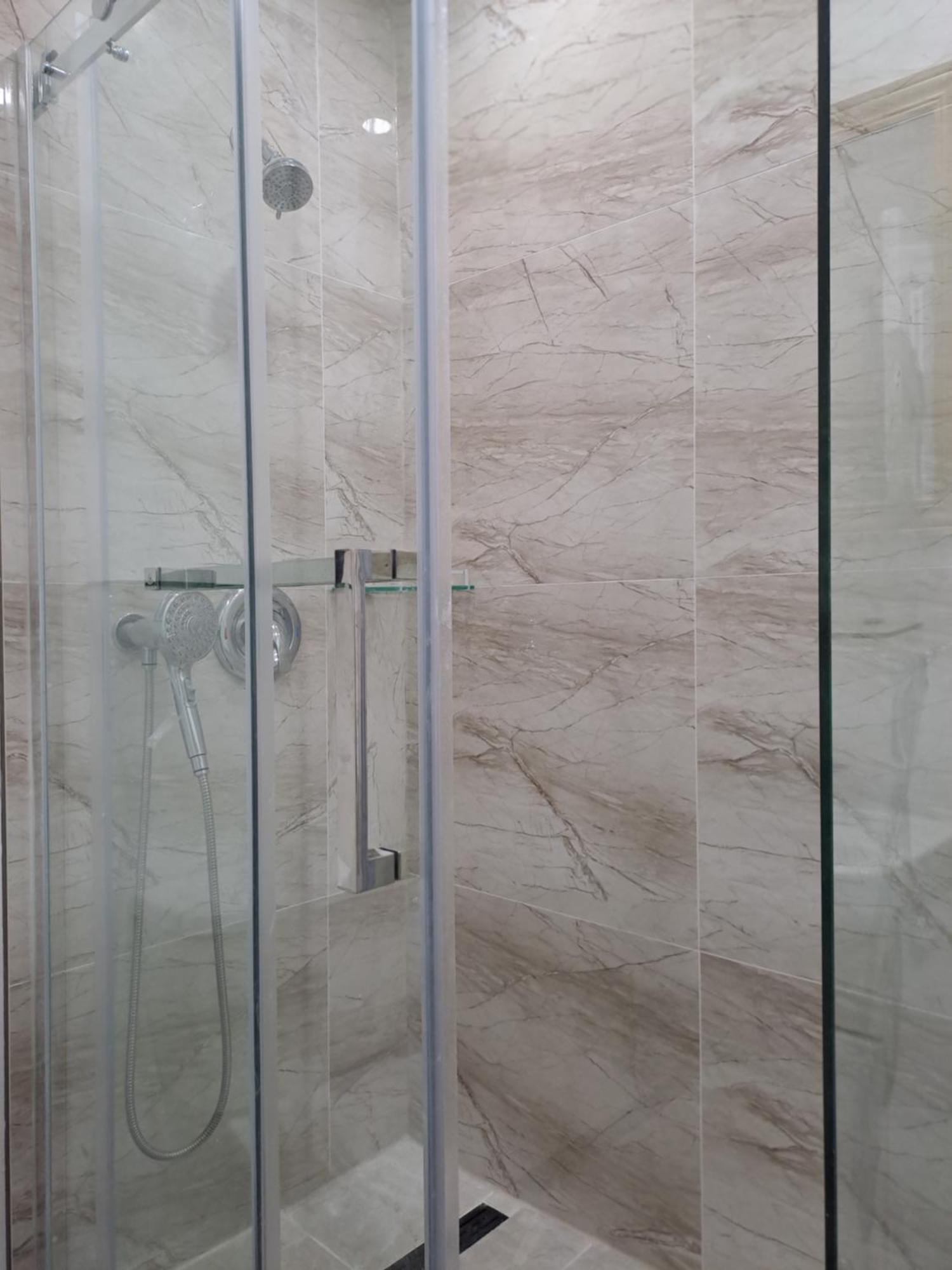 Lala-near Pearson Airport-mall-free Parking Homestay Mississauga