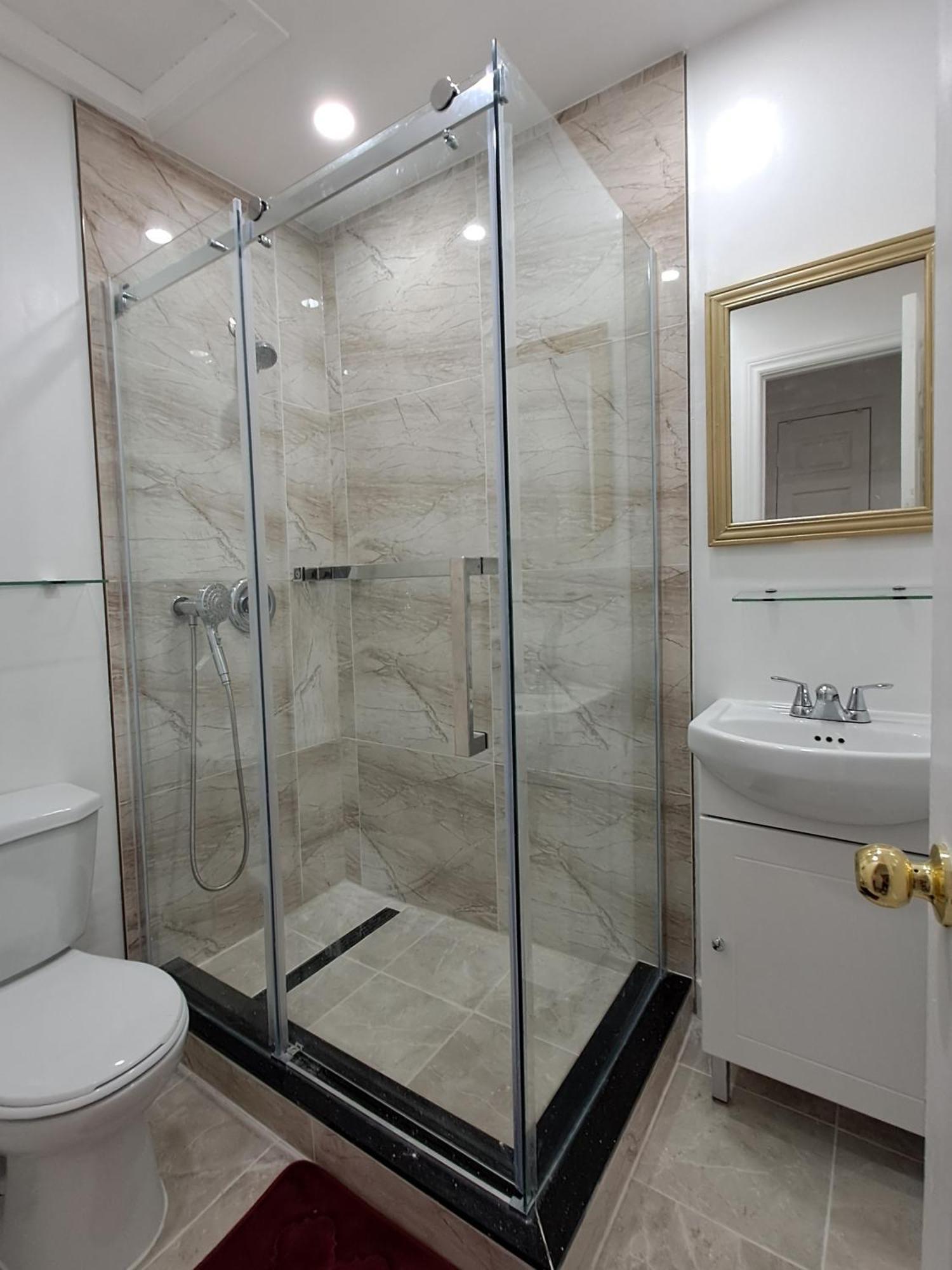 Lala-near Pearson Airport-mall-free Parking Mississauga