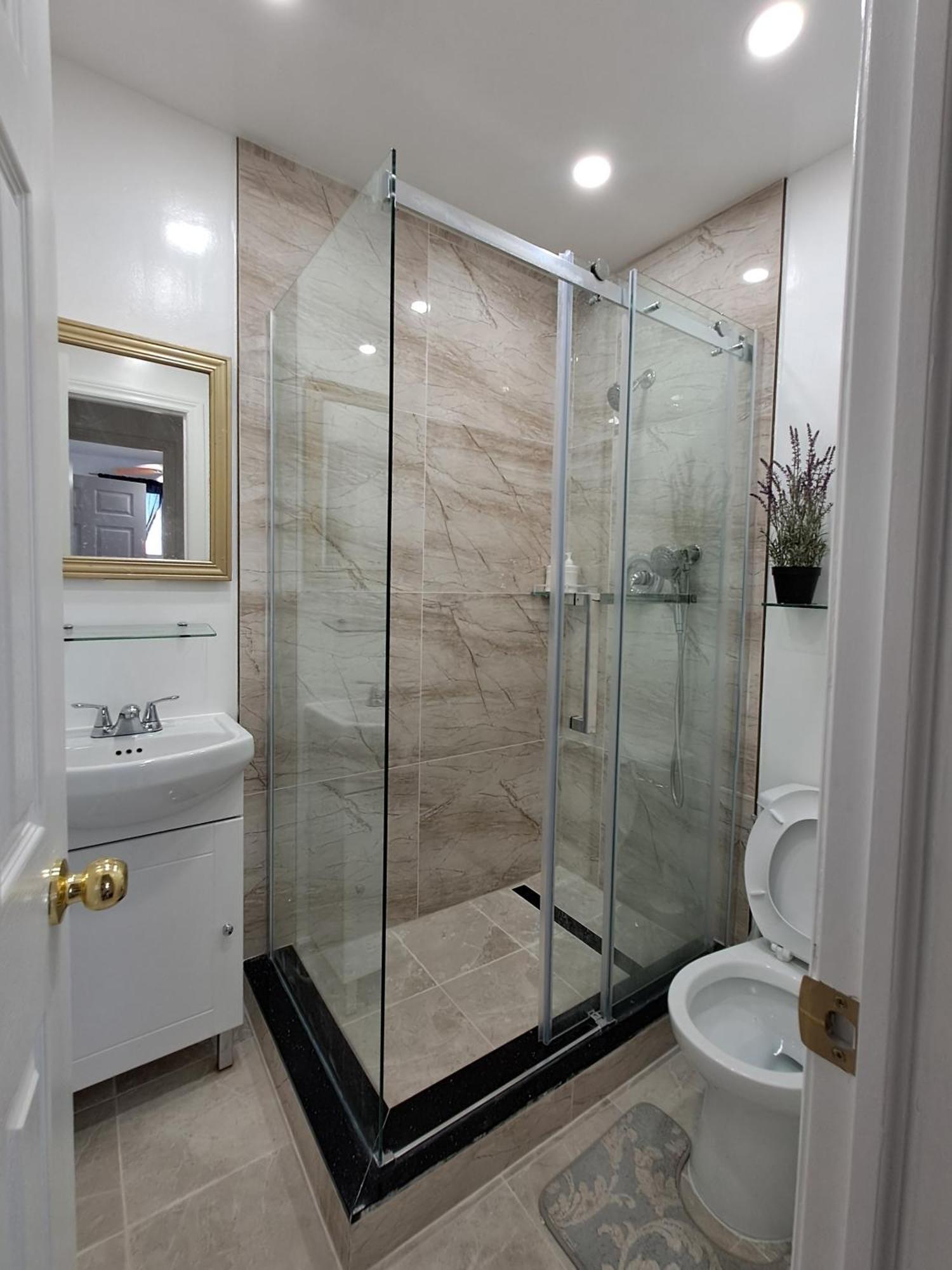 Lala-near Pearson Airport-mall-free Parking Mississauga