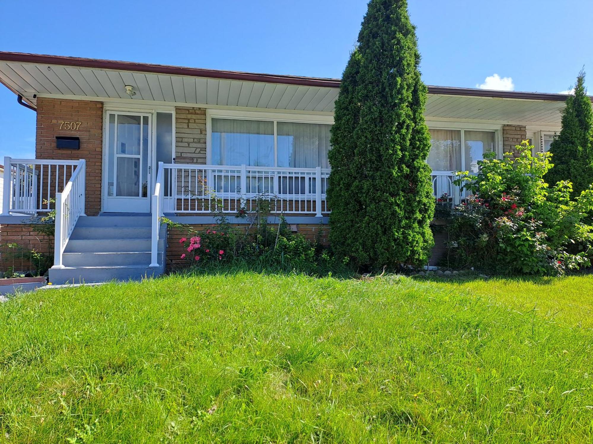 Lala-near Pearson Airport-mall-free Parking