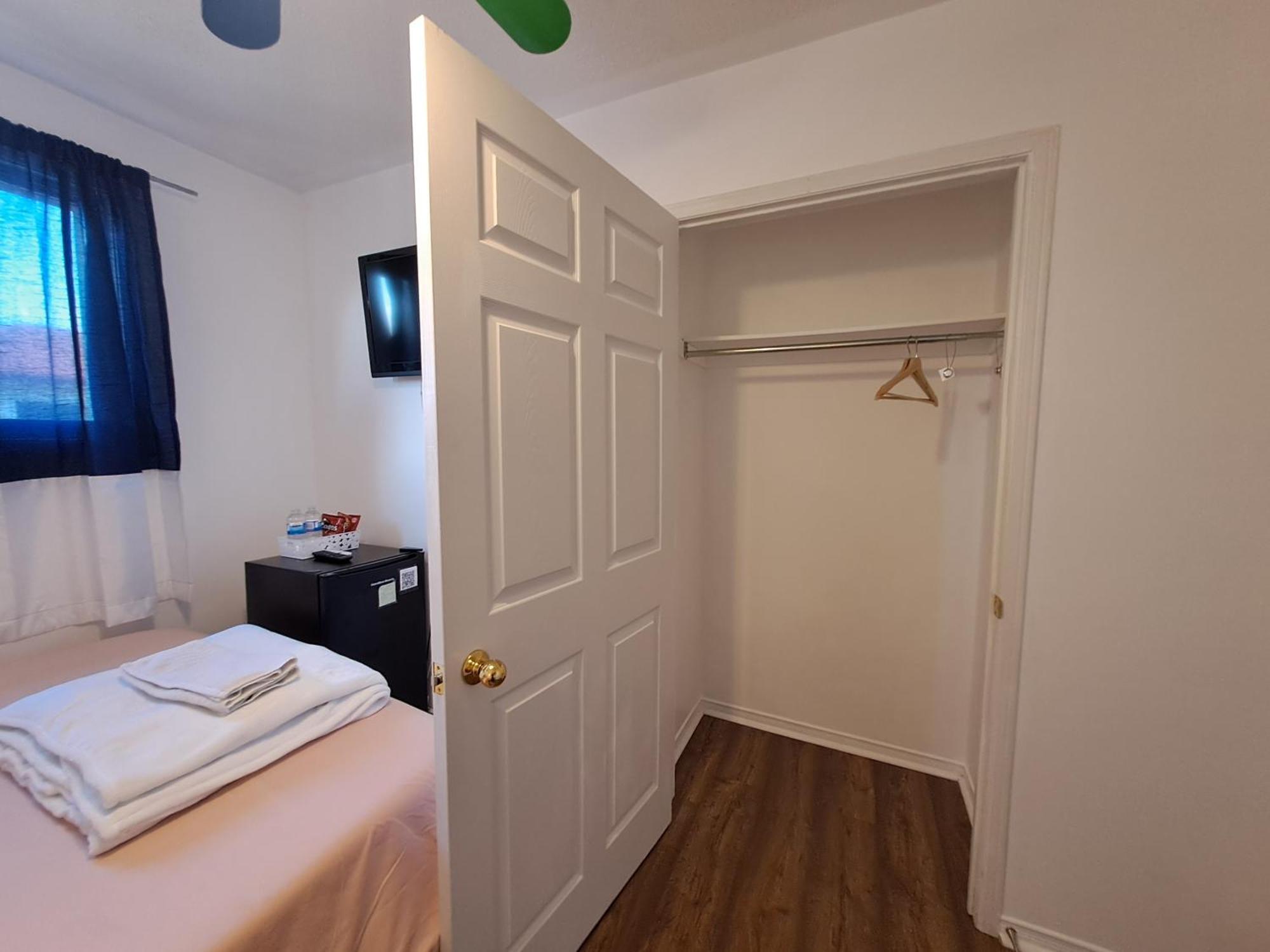 Lala-near Pearson Airport-mall-free Parking Homestay *