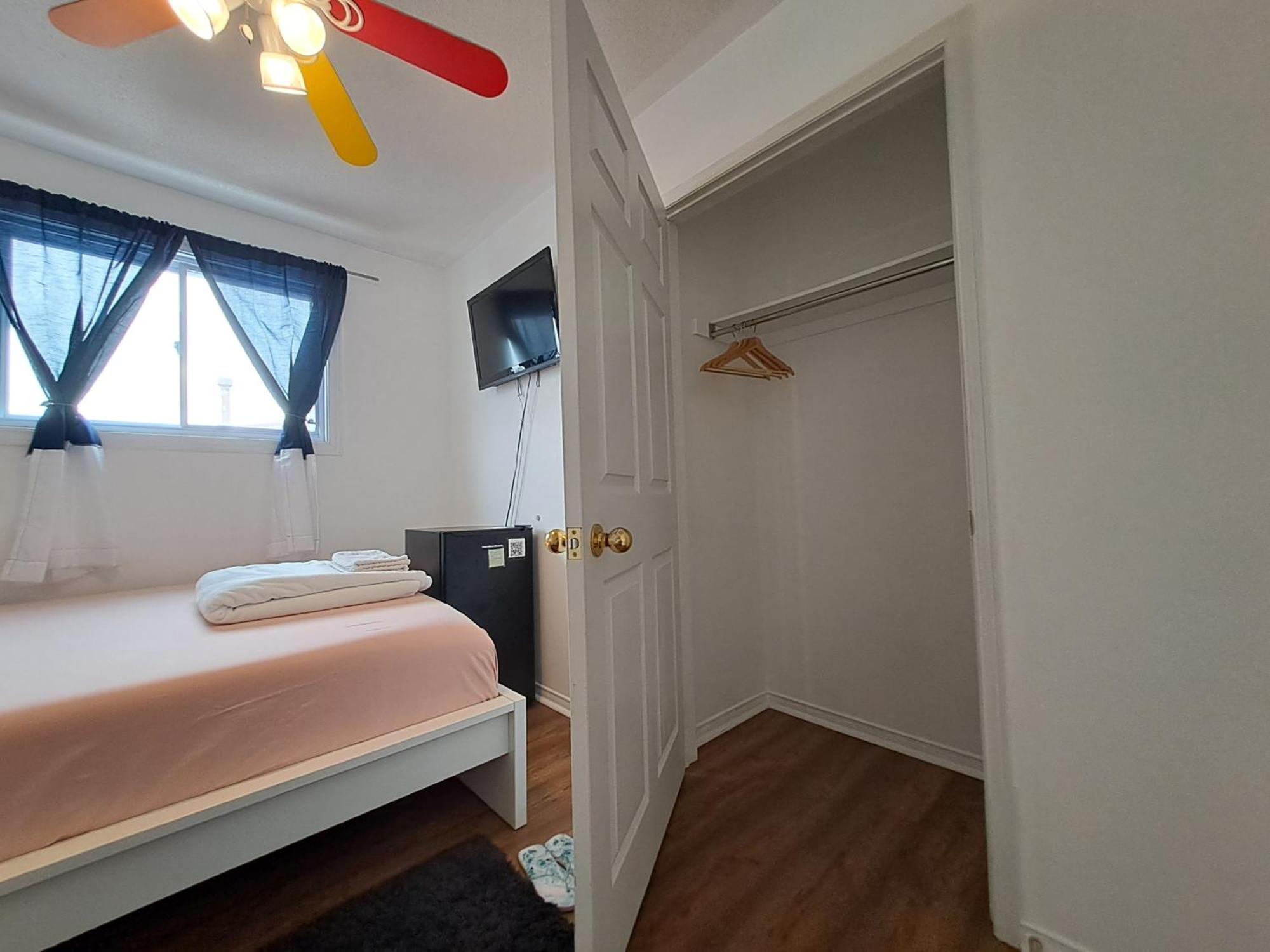 Lala-near Pearson Airport-mall-free Parking Homestay *