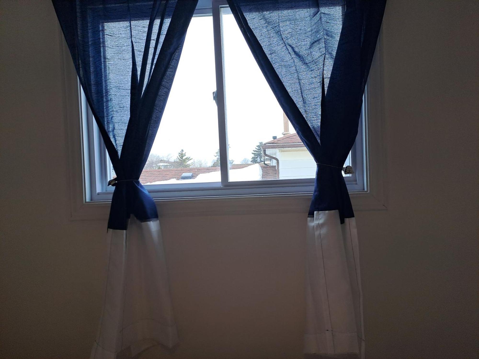 Lala-near Pearson Airport-mall-free Parking * Mississauga